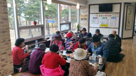 추운겨울 뜨끈한 국밥으로 훈훈한 정을 나누다